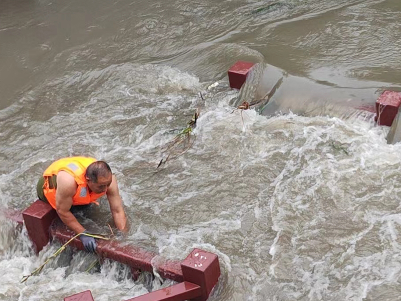 聞“汛”而動 以“迅”應汛 —市園林環(huán)衛(wèi)集團全力打好防汛“主動仗” 聞“汛”而動 以“迅”應汛 —市園林環(huán)衛(wèi)集團全力打好防汛“主動仗”